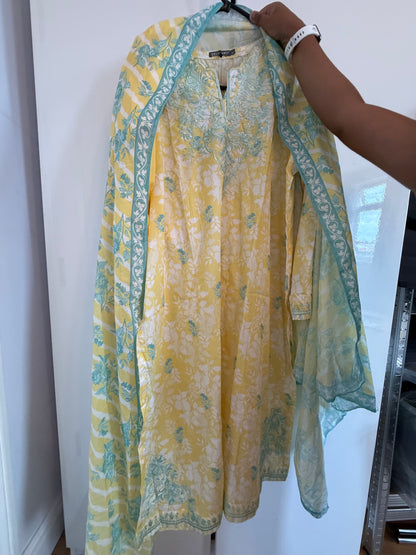 Zellburry Premium Lawn Embroidered 3 Piece Suit
